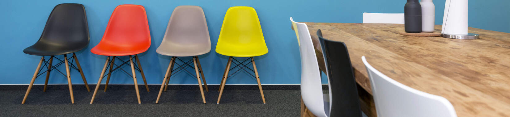 Chaises colorées sur un sol Fabromont gris