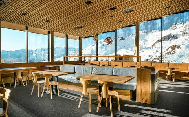 Bergrestaurant mit textilem Bodenbelag Kugelgarn
