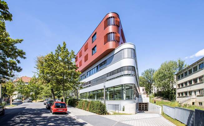 Vue extérieure de l'Institut Leibniz de recherche sur les polymères