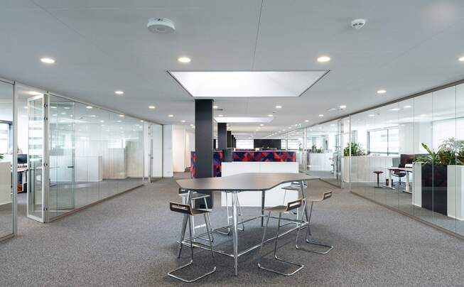Office landscape with high tables, skylight and Kugelgarn