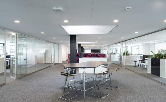 Paysage de bureau avec tables hautes, lanterneau et Kugelgarn