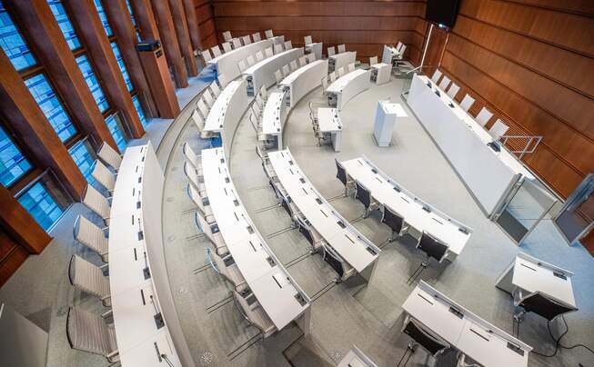 Vue en plan de la salle du conseil municipal d'Oberhausen rénovée