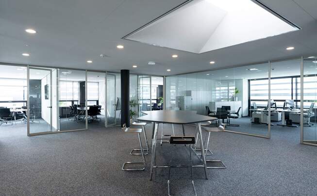 Büroraum mit Oberlicht und textilem Bodenbelag Kugelgarn