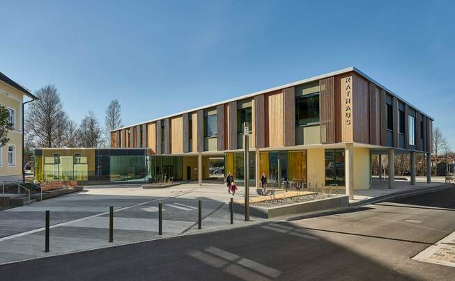 Exterior view of the Grosskarolinenfeld town hall